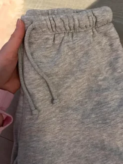 Harmaat collegehousut