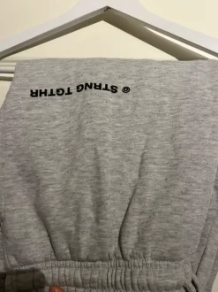 Harmaat collegehousut