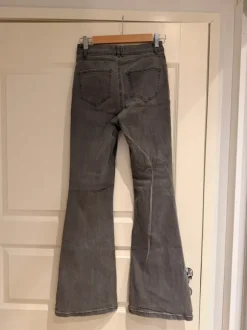 harmaat flare farkut