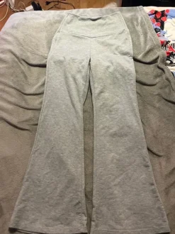 Harmaat flared housut