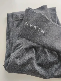 Harmaat nvgtn treenitrikoot