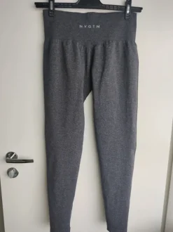 Harmaat nvgtn treenitrikoot