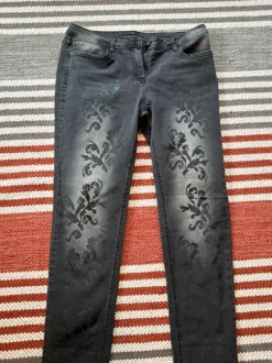 harmaat printti farkut