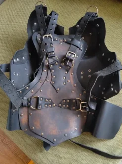 Harnesk med tuttformer. Läder-rustning.