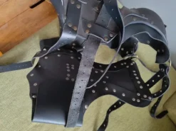 Harnesk med tuttformer. Läder-rustning.