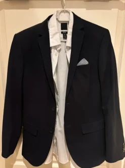 HM kostym med vit skjorta