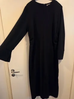 H&M mekko kylkirypytyksillä