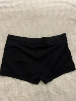 H&M mustat shortsit