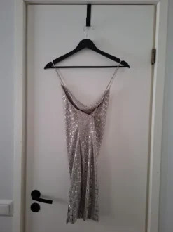 H&M Naruolkaiminen paljettimekko