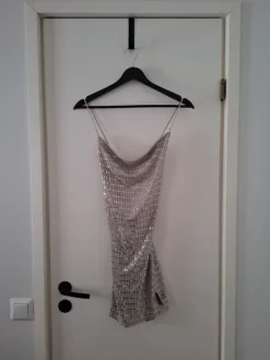 H&M Naruolkaiminen paljettimekko