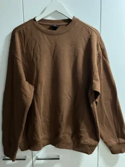 H&M relaxed fit college