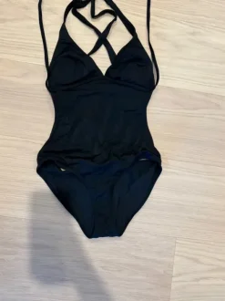 HM uimapuku cut- out malli