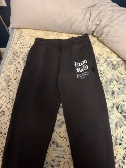 hoodrich leveälahkeiset hosut