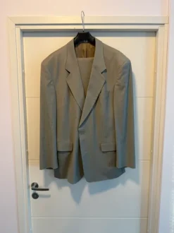 Hugo Boss vaaleanvihreä puku – Made in Germany, 100 % virgin wool