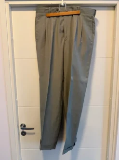 Hugo Boss vaaleanvihreä puku – Made in Germany, 100 % virgin wool