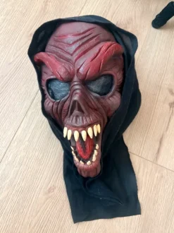 Hurja demoni-naamiomaski hupulla