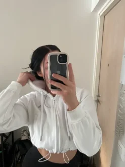 ICIW cropattu huppari