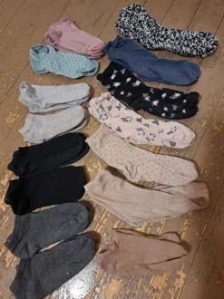 Iso läjä ehjiä sukkia!