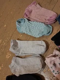 Iso läjä ehjiä sukkia!