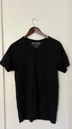 Jack & Jonesin musta t-paita
