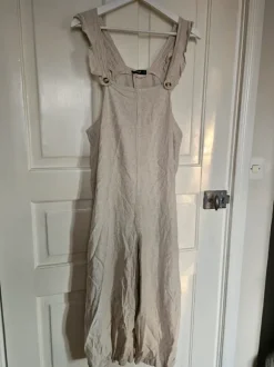 Jupsuit med volangdetalj