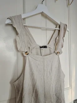 Jupsuit med volangdetalj