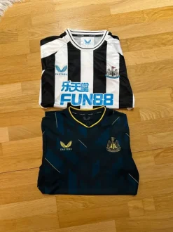 Kaksi Newcastle United pelipaitaa (koko L)