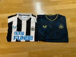 Kaksi Newcastle United pelipaitaa (koko L)