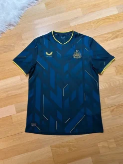 Kaksi Newcastle United pelipaitaa (koko L)