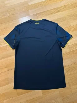 Kaksi Newcastle United pelipaitaa (koko L)