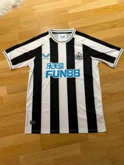 Kaksi Newcastle United pelipaitaa (koko L)