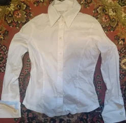 Kauluspaita nappi yksityiskohdilla