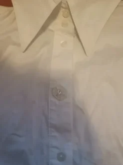 Kauluspaita nappi yksityiskohdilla