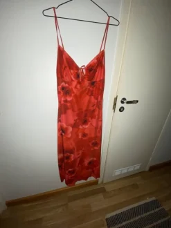 Kaunis punainen mekko