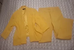 Keltainen jakku + housut puku. Ellen Tracy. Koko 36