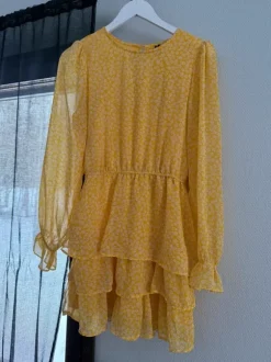 Keltainen kukkamekko