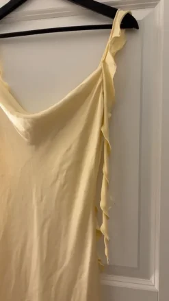 Keltainen satiinimekko