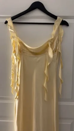 Keltainen satiinimekko