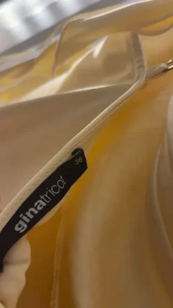 Keltainen satiinimekko