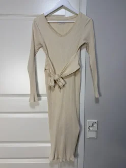 Kermanvärinen äitiysmekko