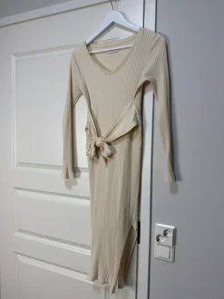 Kermanvärinen äitiysmekko