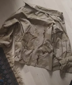 Kevyt aavikkocamo takki