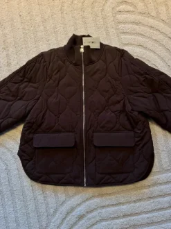 Kevyt tikkitakki kultaisilla yksityiskohdilla