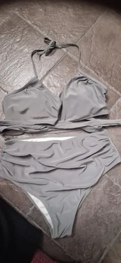 Khakinvihreät bikinit