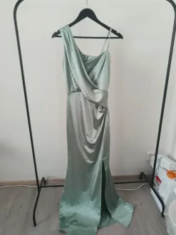 Kiiltävä juhlamekko