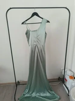 Kiiltävä juhlamekko