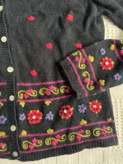 Kirjailtu villapaita