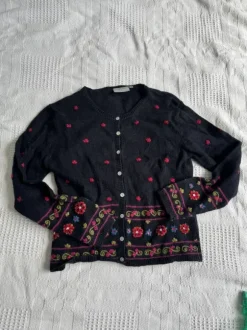 Kirjailtu villapaita