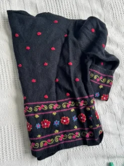 Kirjailtu villapaita