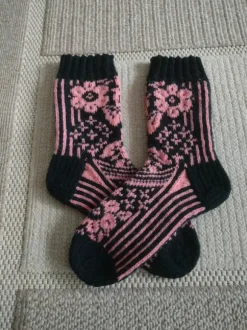 Kirjoneulesukat 37-38